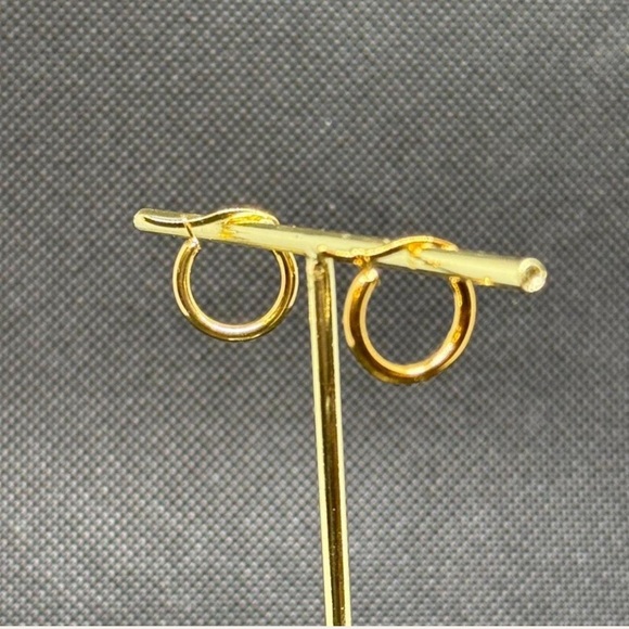 Small gold plated hoop earrings - Picture 3 of 7